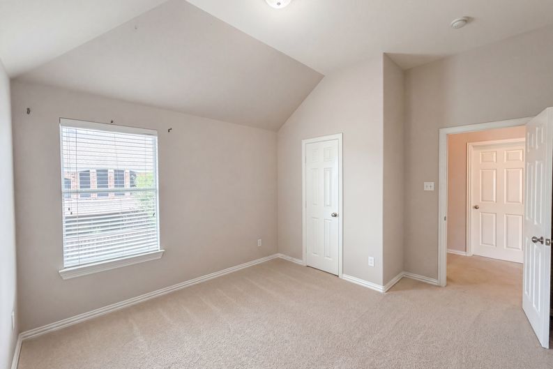 Photo 21 of 32 of 10330 Sandbar Dr, Irving, TX