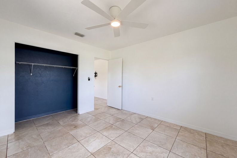 Photo 4 of 28 of 829 E 4th St, Englewood, FL