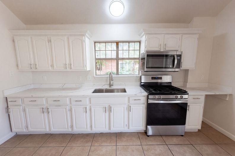 Photo 6 of 17 of 1322 E Waco Ave, Dallas, TX