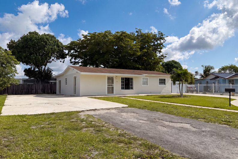 Photo 15 of 20 of 4403 NW 202nd St, Miami Gardens, FL