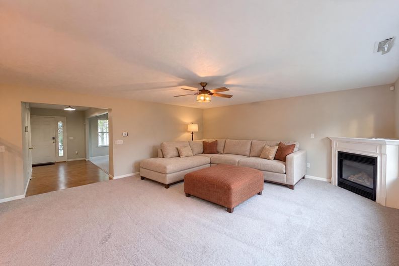 Photo 9 of 23 of 10605 Dunes Ct, Indianapolis, IN
