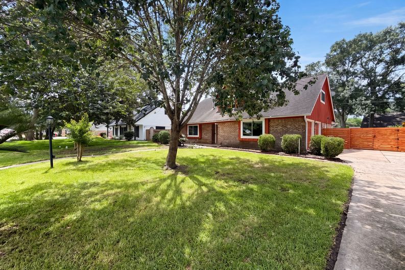 Photo 19 of 23 of 5116 E Bayou Dr, Dickinson, TX