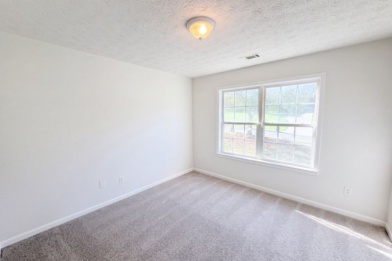 Photo 13 of 27 of 1412 White Oak Trce, Loganville, GA