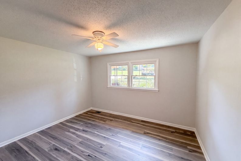 Photo 11 of 18 of 4305 Dawnwood Dr, Gastonia, NC