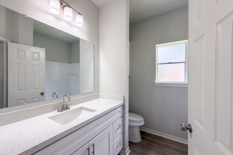 Photo 16 of 23 of 1102 Londonderry Ave, Friendswood, TX