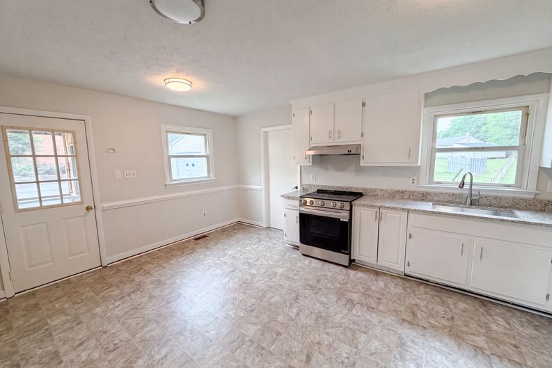Photo 7 of 17 of 7397 Shady Grove Rd, Mechanicsville, VA