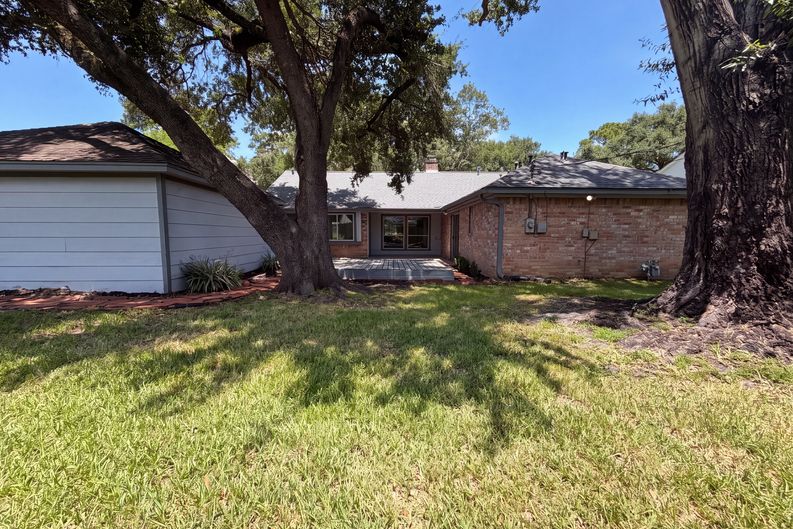 Photo 5 of 20 of 10327 Sweetwood Dr, Houston, TX