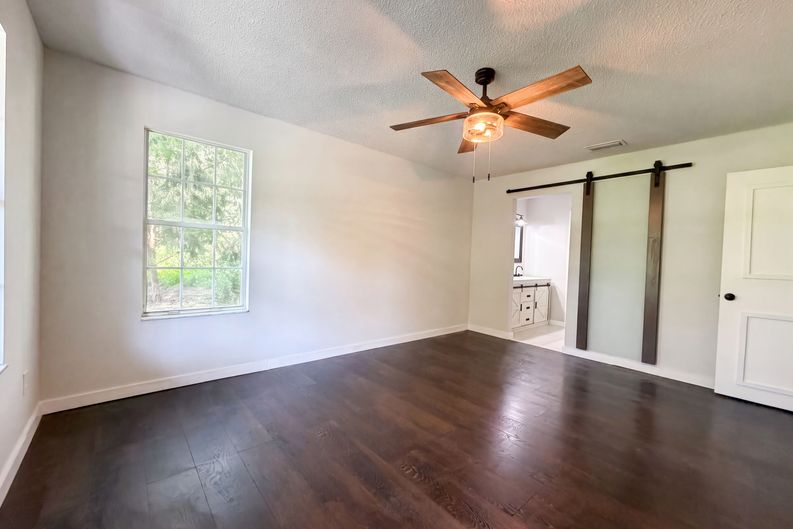 Photo 4 of 20 of 321 Paradise Cir, Satsuma, FL