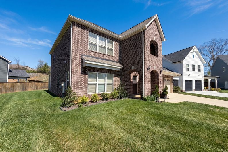Photo 7 of 44 of 2714 Green Ash Ln, Knoxville, TN