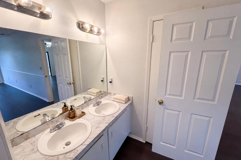 Photo 10 of 25 of 733 Lakeview Dr, Winter Springs, FL