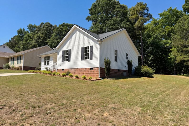 Photo 16 of 20 of 301 Hocutt Dr, Clayton, NC