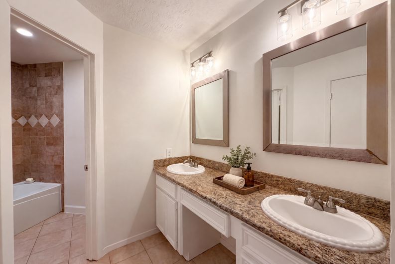 Photo 10 of 21 of 2307 Strait Ln, Houston, TX