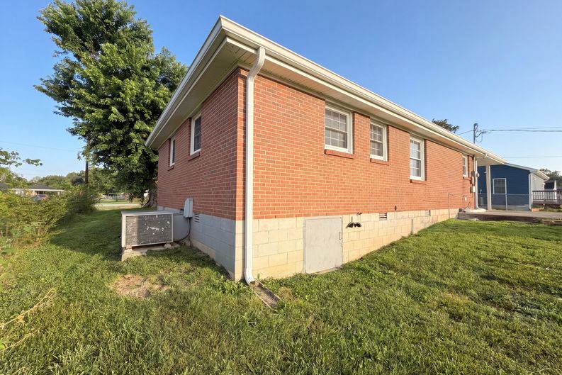 Photo 5 of 17 of 112 Norris Dr, Clarksville, TN