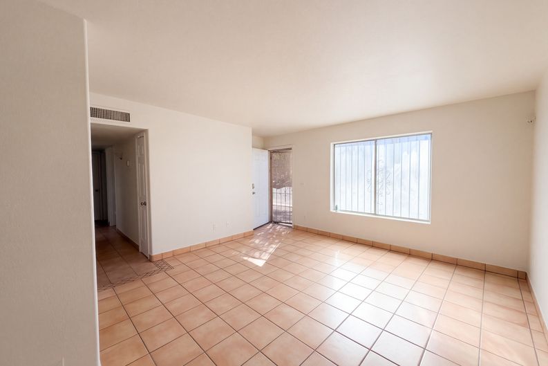 Photo 3 of 26 of 5349 S Greenway Dr, Tucson, AZ