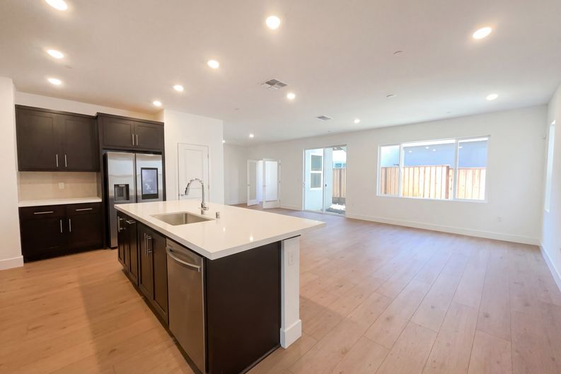 Photo 10 of 36 of 441 N Paso Robles Dr, Tracy, CA