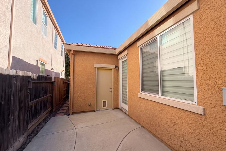 Photo 5 of 28 of 4920 Ocean Ln, Elk Grove, CA