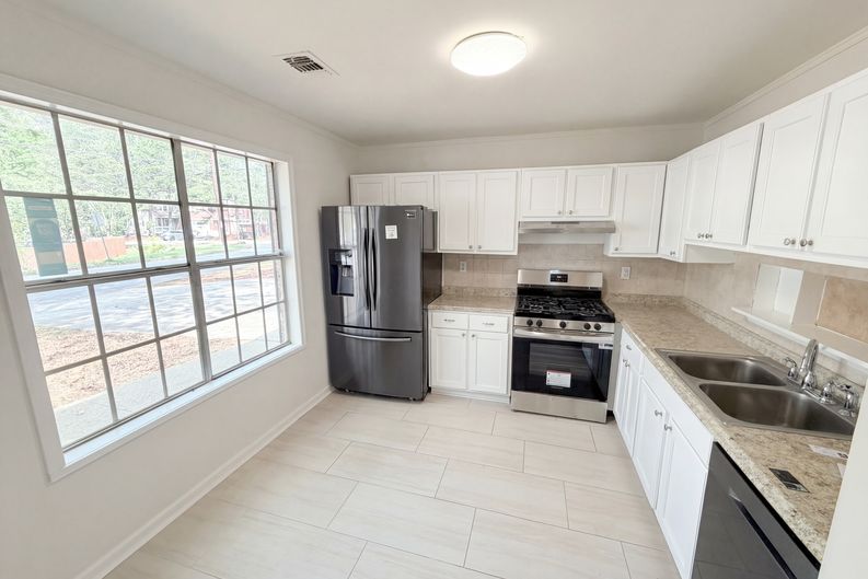 Photo 19 of 31 of 4727 Garden Hills Dr, Stone Mountain, GA