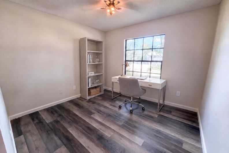 Photo 4 of 17 of 9507 Letterstone Ct, Tampa, FL