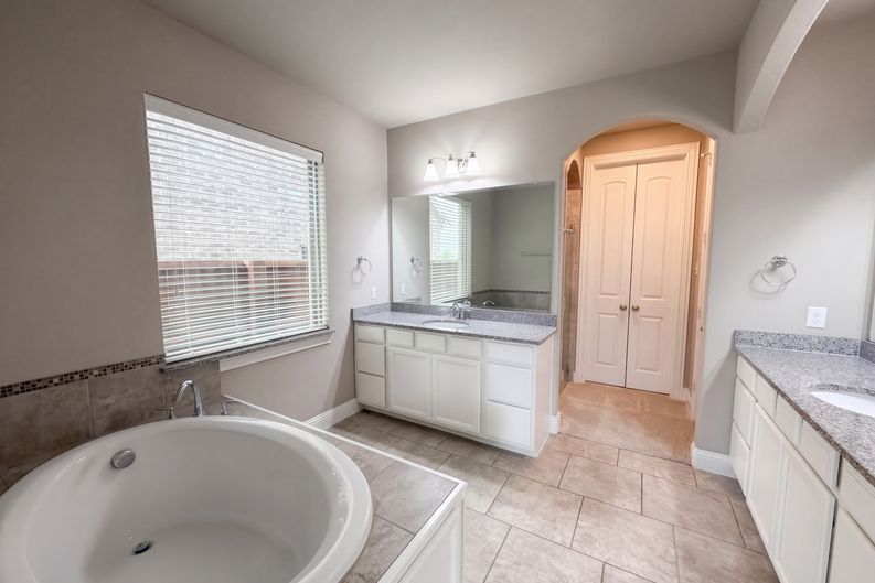 Photo 23 of 31 of 2228 Silverthorn Ln, Flower Mound, TX