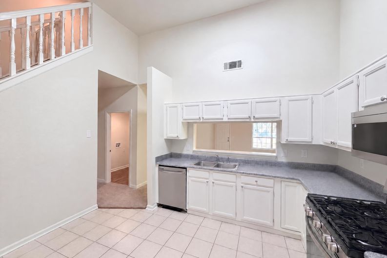 Photo 14 of 38 of 901 Lauren Kay Ct, Lawrenceville, GA