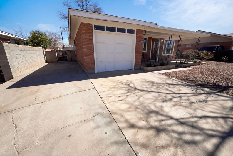 Photo 7 of 22 of 628 Florida St SE, Albuquerque, NM