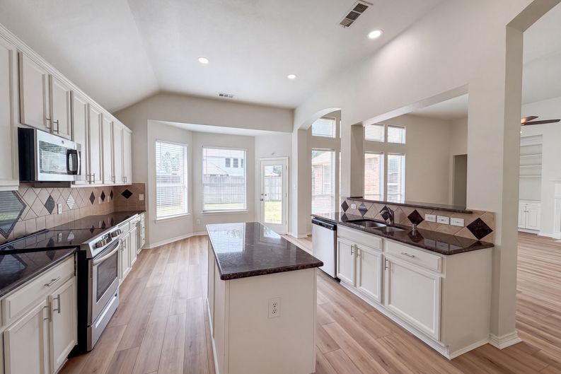 Photo 14 of 31 of 1221 Old Oak Trl, Flower Mound, TX