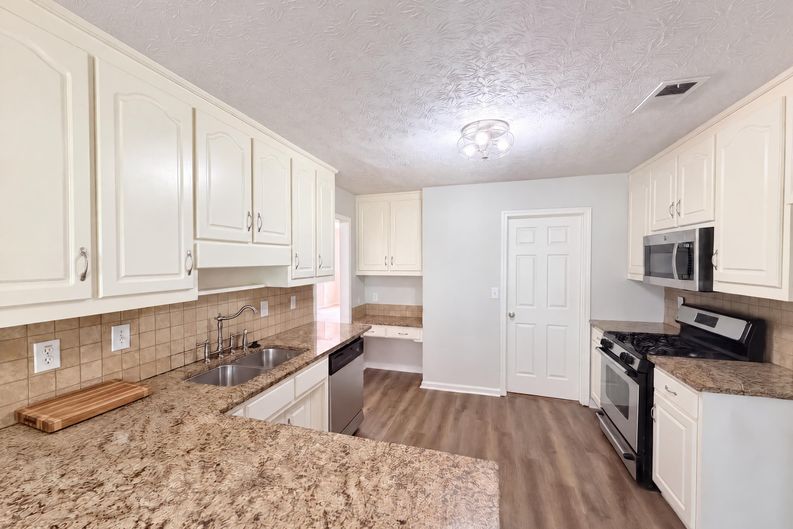 Photo 8 of 35 of 1396 Bramlett Forest Ct, Lawrenceville, GA