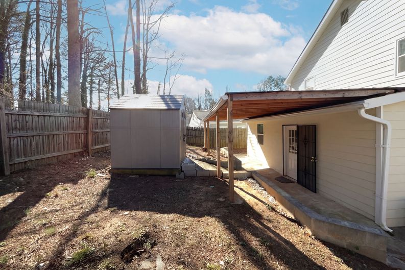 Photo 5 of 31 of 5328 Ridge Forest Dr, Stone Mountain, GA
