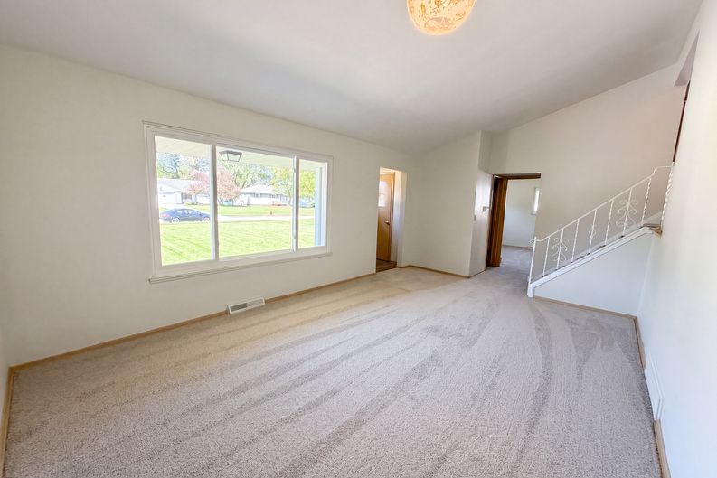 Photo 3 of 24 of 5444 Kenbridge Dr, Cleveland, OH