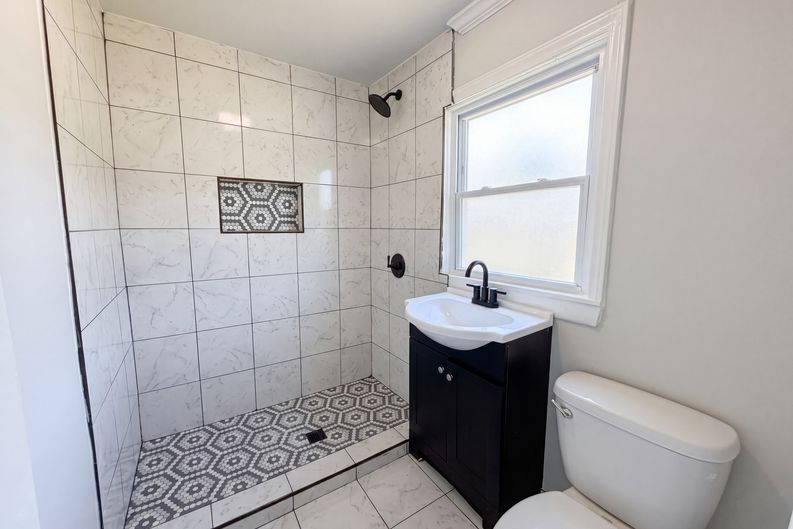 Photo 11 of 15 of 123 E Farmview St, Gastonia, NC