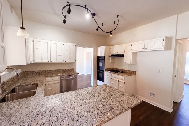 Photo 11 of 21 of 2405 Waterloo Ln, Mesquite, TX