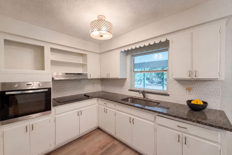 Photo 6 of 22 of 2410 NE 3rd Ave, Ocala, FL