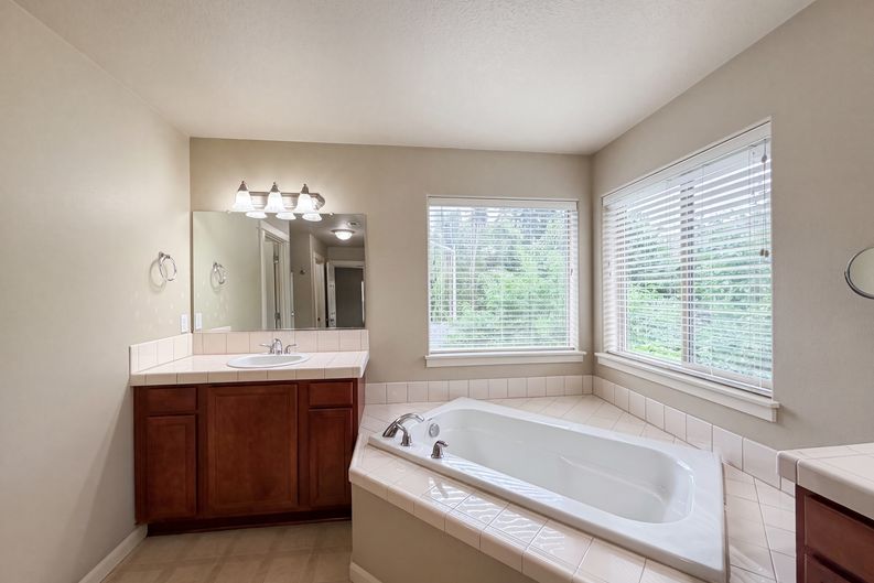 Photo 18 of 23 of 1724 SW Willowview Ter, Beaverton, OR