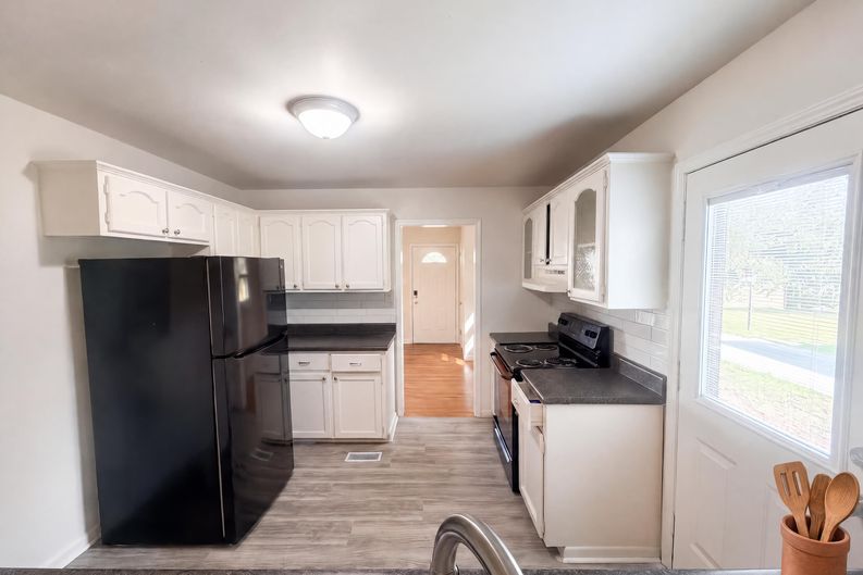 Photo 8 of 18 of 509 Greenbriar Rd, Greensboro, NC