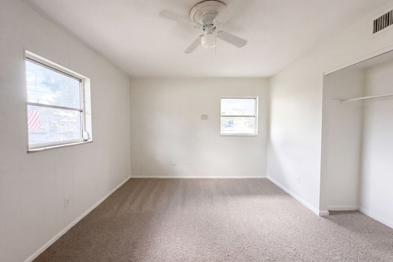Photo 4 of 24 of 6907 Spencer Cir, Tampa, FL