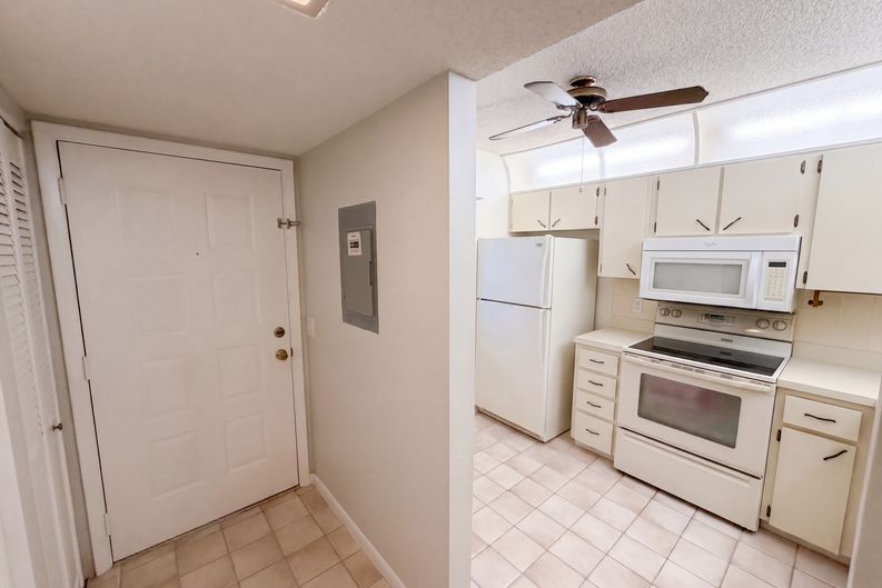 Photo 17 of 37 of 1465 Millstream Ln, Dunedin, FL