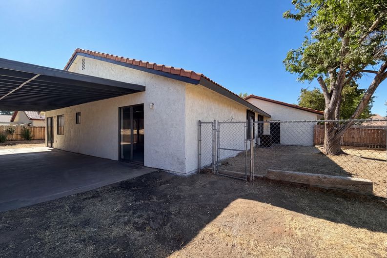 Photo 5 of 25 of 42355 Willeta Ave, Lancaster, CA