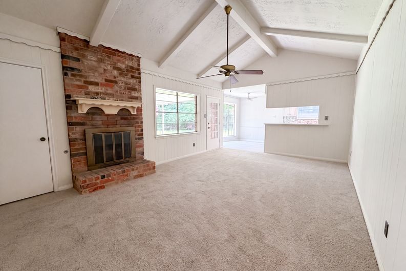 Photo 10 of 22 of 16338 Hollow Wood Dr, Houston, TX