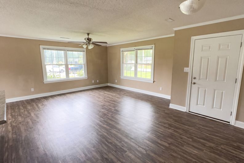 Photo 3 of 21 of 2401 N Hills Dr, New Bern, NC