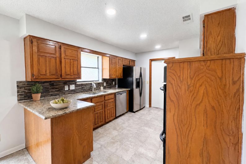 Photo 6 of 17 of 1604 Danube Ln, Plano, TX