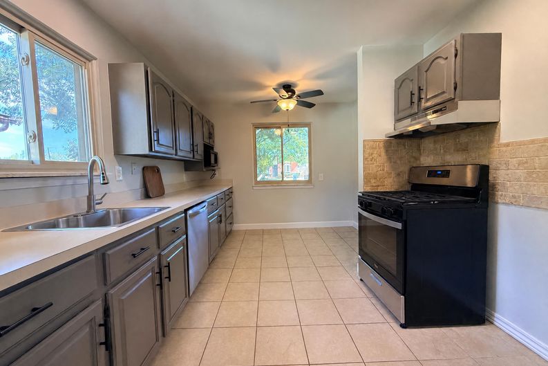 Photo 6 of 17 of 16108 Ziegler St, Taylor, MI