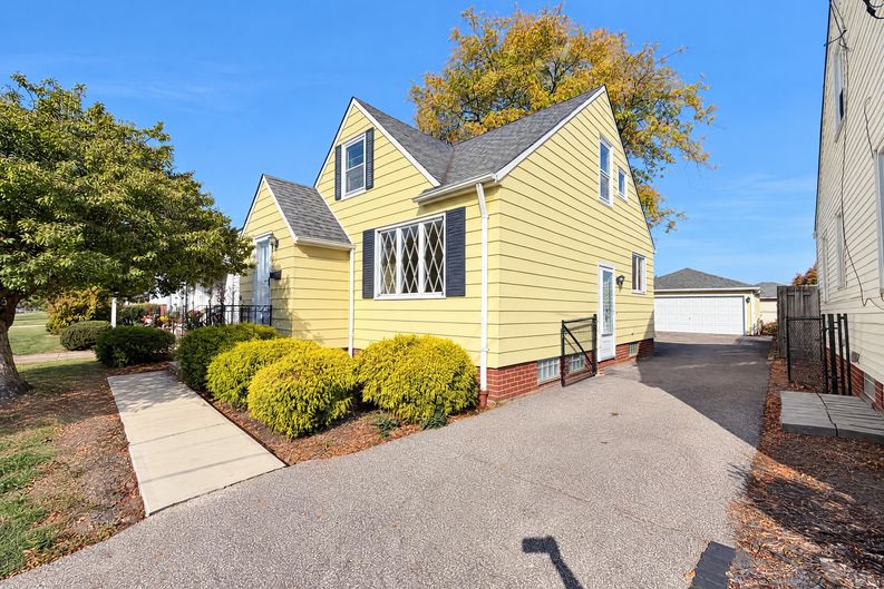 Photo 1 of 21 of 24601 Stephen Ave, Euclid, OH