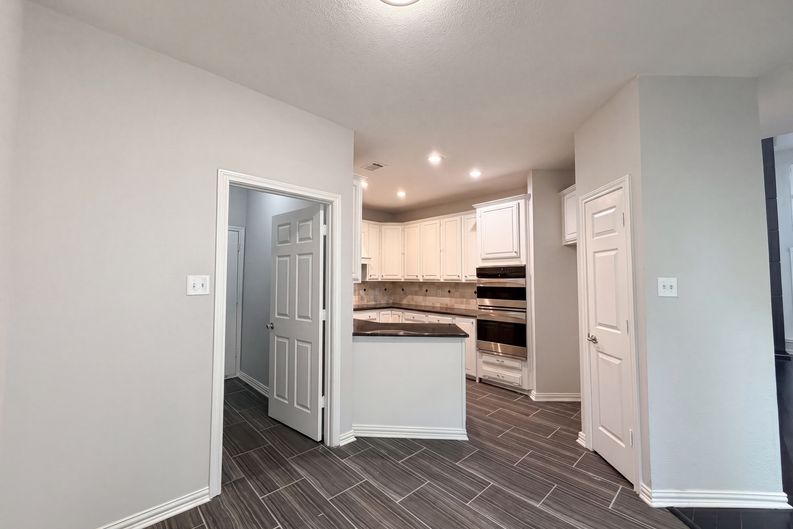 Photo 9 of 27 of 7707 Windmere Ct, Irving, TX