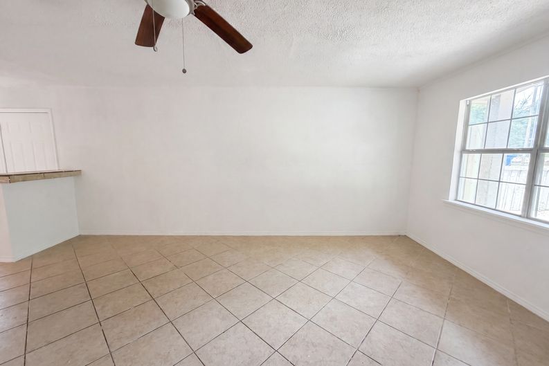 Photo 3 of 16 of 2210 Ben Hur St, Dallas, TX