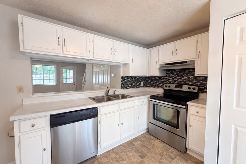 Photo 6 of 22 of 7740 Sandra Ln, Raleigh, NC