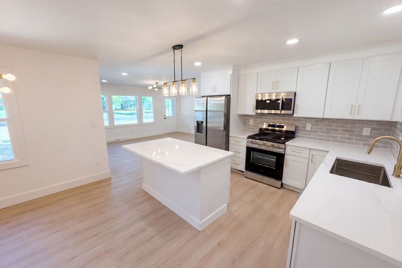 Photo 8 of 23 of 4200 Abbeydale Dr, Charlotte, NC