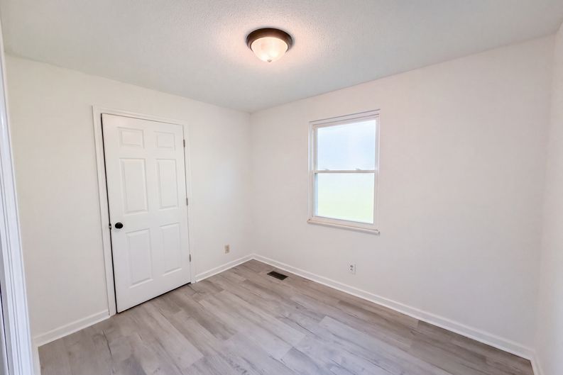 Photo 15 of 27 of 7301 Meadowbrook Cir, Knoxville, TN