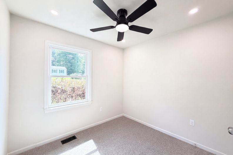 Photo 9 of 16 of 8332 Clear Meadow Ln, Charlotte, NC