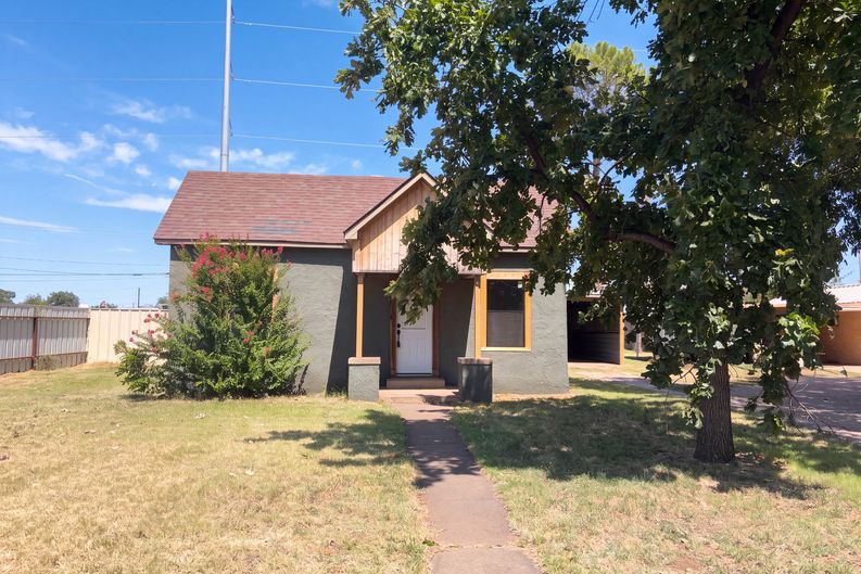 Photo 17 of 19 of 606 N Cedar St, Seymour, TX