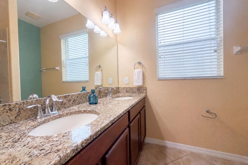 Photo 22 of 37 of 626 Tanana Fall Dr, Ruskin, FL